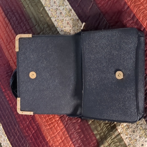 Crossbody/shoulder strap adj. Mid sized bag, w/ with zipper closure, zip pouch - Picture 4 of 11